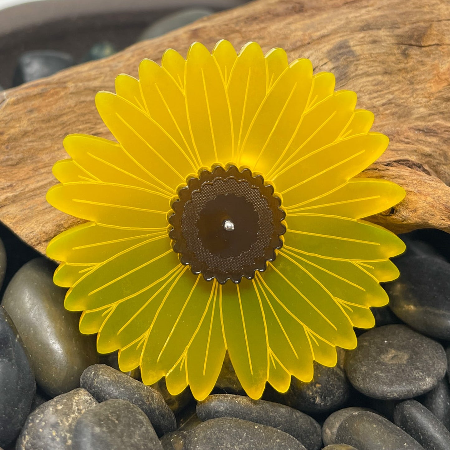 Daisy brooch