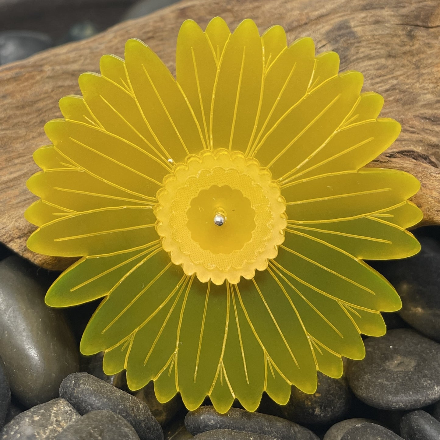 Daisy brooch